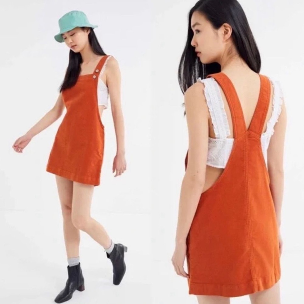 URBAN OUTFITTERS BDG orange
Piper uncut corduroy skirttall overalls